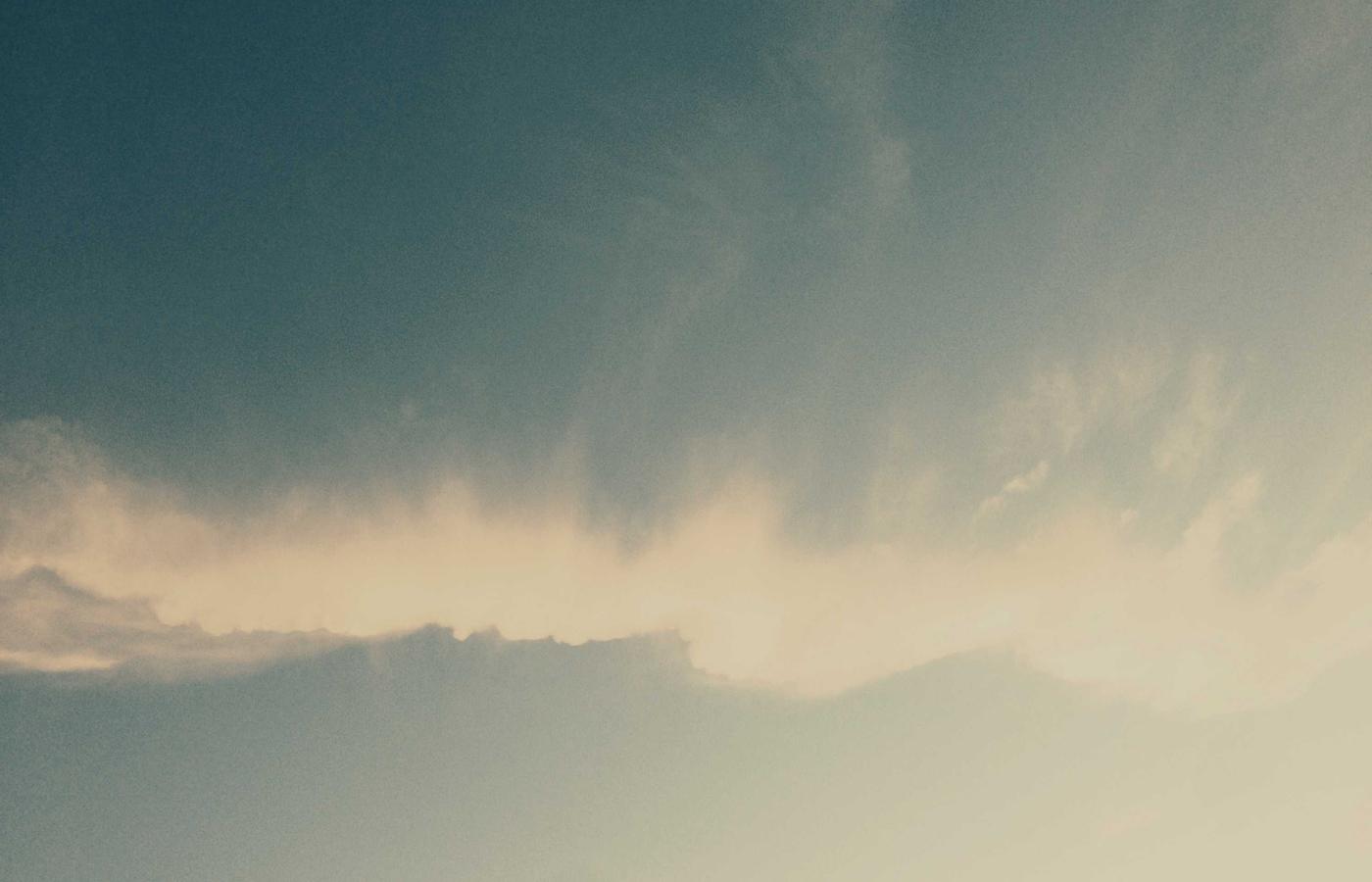 Equipo de periodistas colaborando en una oficina moderna